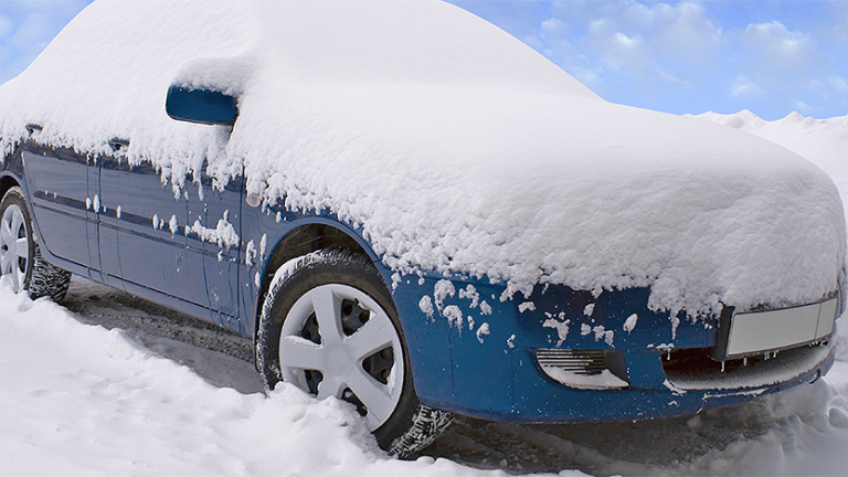 Voiture sous la neige 