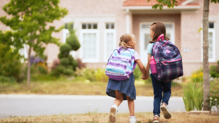 Enfants sur le chemin de l'école 
